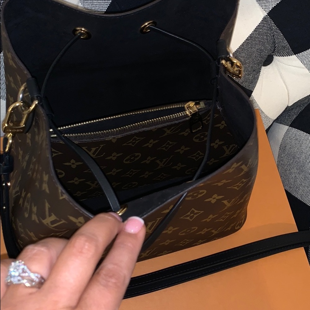 Louis Vuitton NEONOE Monogram Black Handbag - Picture 4 of 12